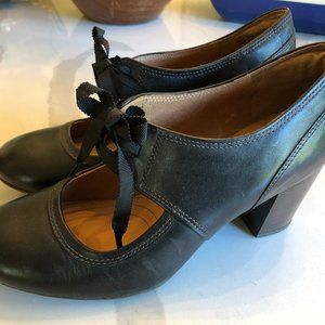 Clarks Mary Jane Pumps with Lace Ribbon